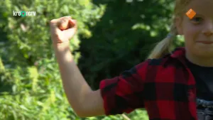 Een foto van een meisje die buiten haar spierballen laat zien op haar rechterarm.