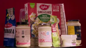 Een foto van verschillende pasta carbonara producten. Carbonara is een pastasaus. 