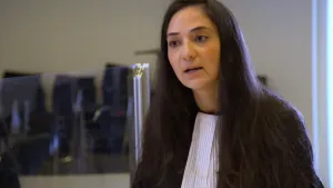Een foto van strafrechtadvocaat Feride Tosun, die een zwart kostuum draagt en een witte, rechthoekige doek om haar nek. Een strafrechtadvocaat helpt iemand die misschien iets strafbaars heeft gedaan, iets wat niet mag volgens de wet.
