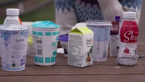 Een foto van verschillende Skyr producten die op een tafel staan. Skyr is een IJslandse yoghurt.