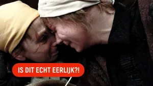 Een foto van een kind en een vrouw. Ze hebben oude vieze kleren aan en houden hun voorhoofden tegen elkaar aan. Ze huilen. Linksonder in beeld staat de tekst "Is dit echt eerlijk?!"