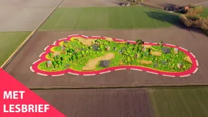 Een foto van stukken grond van boeren, vanuit de lucht gezien. Op een ervan zie je een animatie van een hele grote voetafdruk met daarin bomen, planten en huisjes. Linksonder in beeld staat de tekst "Met lesbrief".
