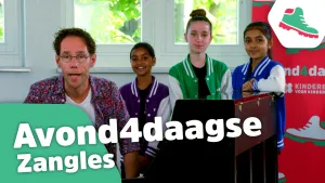 Een foto van zangcoach Michiel links in beeld voor de tekst "Avond4daagse Zangles". Drie kinderen uit Kinderen voor Kinderen staan achter de donkerrode zijkant van een piano. De toetsen zijn niet te zien, de voorkant is naar Michiel gericht. 