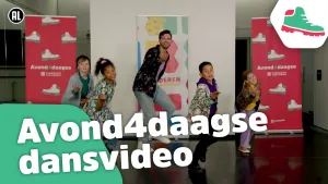 Een foto van een dansleraar met vier kinderen uit de zanggroep Kinderen voor Kinderen. Ze staan in een danspositie met hun rechterhand met de handpalm omhoog richting de camera en met hun linkervoet opgetild. Voor de video staat "Avond4daagse dansvideo".