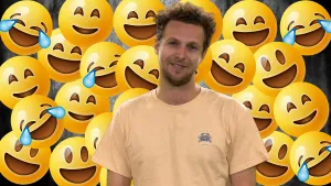 Een foto van Tim in een roze t-shirt die met een glimlach naar de camera kijkt. Op de achtergrond zijn allemaal gele emoji's te zien van hardop lachende gezichten en ook gezichten die huilen van het lachen.