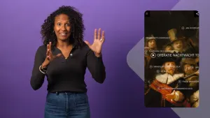 Een foto van een presentator met rechts een foto van een stukje van een digitale versie van het schilderij "De Nachtwacht". De man met een zwart kostuum en hoed, witte kraag en rode doek om zijn schouder is te zien. Ervoor staat "Operatie Nachtwacht".