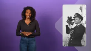 Een foto van een presentator voor een paarse achtergrond. Rechts staat een zwart-wit foto van een zeevaarder in een kostuum met pet op een schip. Hij heeft een soort verrekijker, een sextant vast, waarvan het uiteinde omhoog wijst, naar de sterrenlucht.