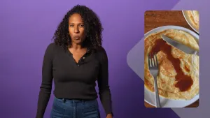 Een foto van een presentator voor een paarse achtergrond. Naast de presentator staat rechts een foto van een  wit bord op een houten tafel. Op het bord ligt een pannenkoek met een laag stroop erop. Een vork en mes zijn schuin neergelegd op de pannenkoek.