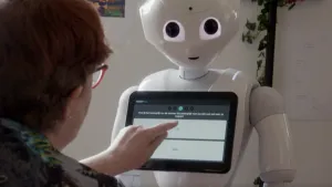 Een foto van iemand die een vraag beantwoord op een soort tablet die op de borst zit van een robot.