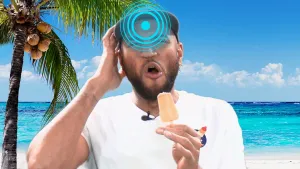 Een foto van Edson die een oranje waterijsje vastheeft voor een achtergrond met een tropisch strand. Hij heeft een brainfreeze: kijkt met open mond, zijn hand op zijn hoofd en voor zijn voorhoofd staat een getekende blauwe stip met blauwe cirkels erom.