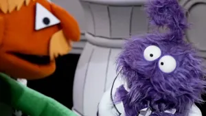 Een foto van een paarse pop die naar een oranje pop kijkt op de voorgrond.