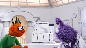 Een foto van een oranje pop en een paarse pop die elkaar aankijken in het museum van gewone dingen.