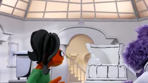 Een foto van een oranje pop die naast een paarse pop staat in het museum van gewone dingen.