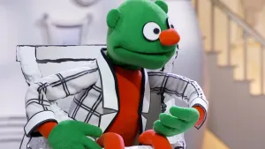 Een foto van een groene pop die in een gebroken pot zit in het museum van gewone dingen.