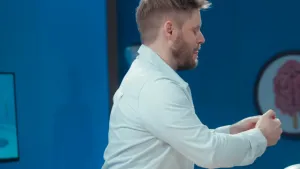 Een foto van presentator Job die iets vasthoudt in zijn handen.