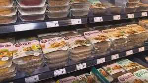Een foto van supermarkt schappen met allemaal vlees producten die van planten gemaakt zijn.