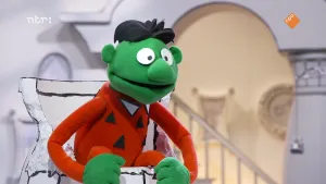 Een foto van een groene pop die in een gebroken pot zit in het museum van gewone dingen.