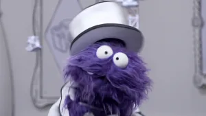 Een foto van een paarse pop die in het 'Het Museum van Gewone Dingen' staat.