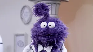 Een foto van een paarse pop in het museum van gewone dingen.