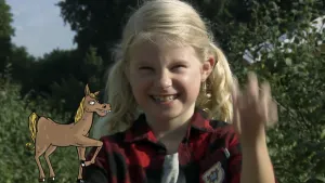 Een foto van een jong meisje. Ze staat buiten en kijkt in de camera. Linksonder in beeld zie je een tekening van een paard.