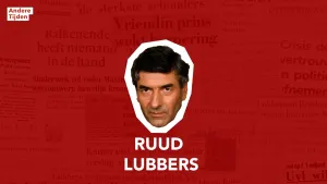Een foto van de vroegere minister-president Ruud Lubbers, geplakt op een rode achtergrond. Onder zijn hoofd staat de tekst "Ruud Lubbers".