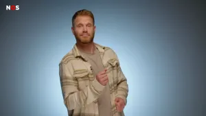 Een foto van presentator Emil op een lichte achtergrond. Hij  kijkt de camera in.