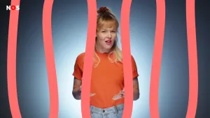 Een foto van de presentator die naar de camera kijkt en praat. Over de foto zijn rode strepen getekend van boven naar beneden, alsof het de tralies zijn van een gevangenis.