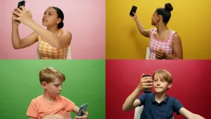Een foto die bestaat uit vier foto's. Op elke foto zie je een tiener die een mobiele telefoon vasthoudt en op het scherm ervan kijkt. De bovenste twee foto's zijn van een meisje. De onderste twee foto's van een jongen. 