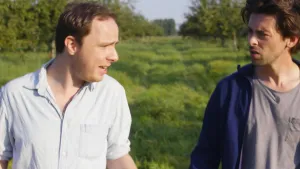 Een foto van twee mannen in de natuur. Ze zijn met elkaar in gesprek. Het zijn Pieter en Willem. 