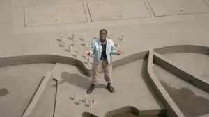 Een foto van Tirsa, van bovenaf genomen, die op een voorbeeld van de Hollandse Waterlinie staat. Er staan houten staafjes op de grond binnen en naast een lager stenen gedeelte met beschermende muren erin. De muren beschermden tegen water en vijanden.