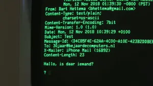 Een foto van een computerbeeldscherm van vroeger. Je ziet allemaal computer tekst in groene letters. De achtergrond van dat scherm is zwart. Je ziet onder andere de tekst "Hallo, is daar iemand?"