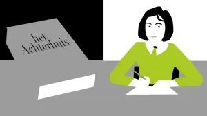 Een tekening in zwarte, witte en grijze kleuren waarop links het boek "het Achterhuis" ligt. Rechts zit het Joodse meisje Anne Frank met lichtgroene trui voor een vel papier op tafel en potlood of pen in haar hand. Anne Frank schreef het boek als dagboek.