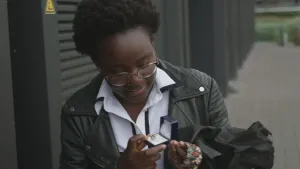 Een foto van presentator Tirsa die een armband met edelstenen om haar linkerhand heeft en met beide handen een doosje vasthoudt waar een ring met edelstenen in zit.