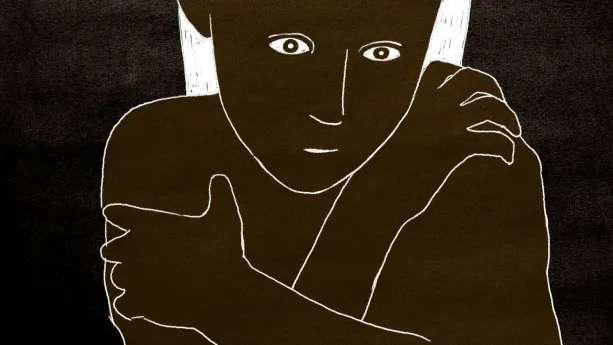Een tekening van de tot slaaf gemaakte Flora van Makassar die maar haar handen gekruisd voor haar borst zit en met grote, angstige ogen naar beneden kijkt. De achtergrond is zwart van kleur. Ze zit op een op een hier niet te zien VOC-schip naar Amsterdam.