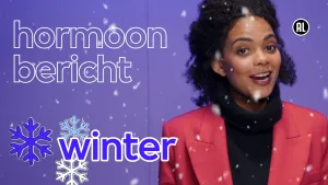 Een foto van een presentator voor een lichtpaarse achtergrond met vallende witte vlokjes in beeld. De tekst "hormoonbericht" is te lezen. Daaronder staat het woord "winter" met drie symbolen van getekende sneeuwvlokjes in wit, lichtblauw en paarsblauw.