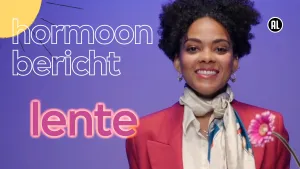 Een foto van een presentator naast de tekst "hormoonbericht" en in roze letters het woord "lente". In de linkerbovenhoek is een getekende zon zichtbaar en rechtsonder een bloem, Madelief, die bladeren met een donkerroze tot witte kleur heeft.