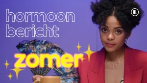 Een foto van een presentator met daarnaast de tekst "hormoonbericht" en daaronder in gele letters met zes gele sterretjes eromheen het woord "zomer". De presentator heeft een waaier vast en zwaait ermee tegen de warmte. De achtergrond is lichtpaars.