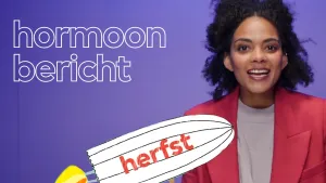 Een foto van een presentator met daarnaast de tekst "hormoonbericht" en onderop een tekening van een tampon met een parachute eraan en de tekst "herfst" erop. Een tampon is een hulpmiddel dat vrouwen gebruiken tegen het bloeden tijdens hun menstruatie. 