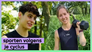 Een foto van presentator Thorn, naast een foto van sporter Vera. Beide hebben zwarte sportkleding aan en staan in de buitenlucht met bomen om zich heen. Vera heeft een sportgewicht in haar hand.