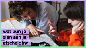 Een foto van twee mensen die aan een tafel zitten. Op tafel ligt een stuk stof met een wit papje. Een van de twee heeft dit papje tussen twee vingers zitten, en de ander wijst hiernaar. Over de foto staat de tekst "wat kun je zien aan je afscheiding".