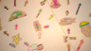 Een tekening van het voedselweb van de oceaan, dus welke dieren welke andere dieren opeten. Er staan tekeningetjes van een kreeft, een zeester, schelpen, vissen, een kwal en een inktvis. Daartussen staat pijltjes van het ene dier naar de ander.