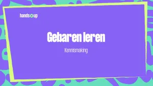 Een tekening van een paars vlak op een paars en groene achtergrond. Op het vlak staat de witte tekst "Gebaren leren" en "Kennismaking". Linksboven staat het logo van het programma "hands up".