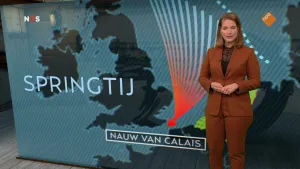 Een foto van een weervrouw in een Tv-studio. Achter haar zie je een scherm met daarop een kaart met de Noordzee en Nederland. Je ziet de teksten "Springtij" en "Nauw van Calais". Op de Noordzee zijn grote pijlen getekend in zuidelijke richting.