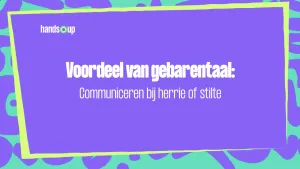 Een tekening van een lichtgroene rand met lichtpaarse achtergrond. In het lichtpaarse deel staat de tekst "Voordeel van gebarentaal: Communiceren bij herrie of stilte". Om de lichtgroene rand is de achtergrond heldergroen met lichtpaarse vlekken.