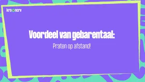Een tekening van een lichtgroene rand met lichtpaarse achtergrond. In het lichtpaarse deel staat de tekst "Voordeel van gebarentaal: Praten op afstand!". Om de lichtgroene rand is de achtergrond heldergroen met lichtpaarse vlekken.