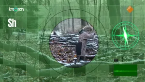 Een foto van een jong meisje in een bos. Het beeld is groen, maar in het midden zit een rond gat en daarin zie je het meisje in normale kleuren. Het lijkt dus of ze bespied wordt. Het meisje is iets aan het zoeken in het bos.