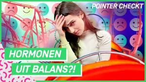 Een animatie van een vrouw in een achtbaan. Ze heeft een hand op haar voorhoofd en kijkt bezorgd. Op de achtergrond zie je vele smileys die niet blij kijken. In grote letters staat er Hormonen uit balans?!