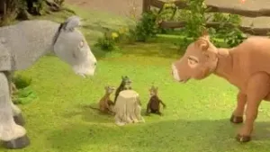 Een foto van een grasveldje met links een paard, rechts een koe. In het midden zie je een kleine boomstronk met drie ratten. De dieren kijken allemaal naar elkaar.