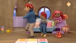 Een foto met Koning Koos en Toto en Sassa in het zandkasteel. Ze zijn met elkaar aan het spelen. 