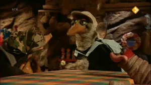 Een foto van Moffel en Arie en Piertje. Ze zitten aan een tafel en zijn met elkaar in gesprek. 